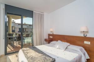 莱斯卡拉Costabravaforrent Balco 2的一间卧室设有一张床,享有阳台的景色