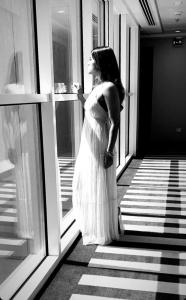 麦纳麦巴林艾斯酒店的穿着白色衣服的女人,从窗户望出去
