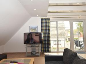 青斯特Cozy Apartment in Zingst Germany with Terrace的带沙发和电视的客厅