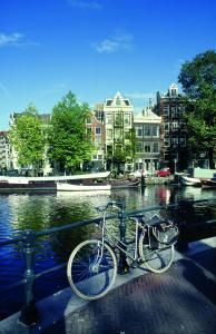 阿姆斯特丹NH精选巴比松皇宫公寓的停在水体旁边的自行车