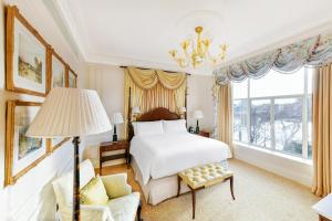 伦敦萨伏依酒店的一间卧室设有一张床和一个大窗户