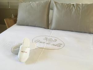 克诺克－海斯特B&B Grain de Sable的床上有一双白鞋