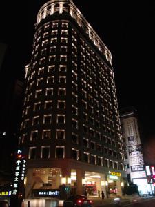 深坑福容大饭店台北二馆的一座高大的建筑,上面有灯