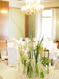 Madiswil巴雷兰德加斯特霍夫酒店的花瓶里满是花的桌子