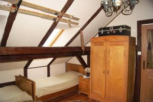 索斯诺夫卡Pensjonat Nostalgia的阁楼上的卧室配有两张双层床