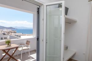 纳克索乔拉Naxos Illusion Nikos Verikokos的客房设有带桌子的海景阳台。