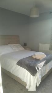 BuckdenThe Buck Inn的一间卧室配有一张带白色床单的大床