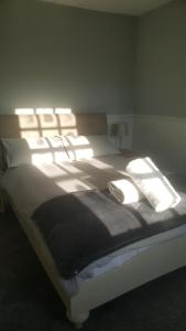 BuckdenThe Buck Inn的一间卧室配有一张大床和灯光
