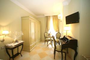 维耶斯泰维埃斯特皇宫酒店的客厅配有钢琴和书桌