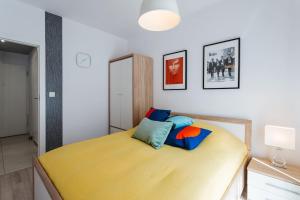 克拉科夫Harmo no. 1 - Sunny Apartment with big terrace的卧室里设有一张黄色的床
