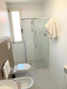 利多迪耶索罗Hotel & Residence Al Mare的带淋浴、卫生间和盥洗盆的浴室