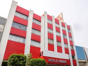 墨西哥城Hotel El Senador的红色的酒店大楼,带有酒店和代理标志