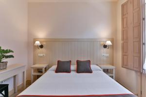 拉·格兰哈·圣·伊尔德Hostal La Chata by Vivere Stays的卧室配有一张带两个枕头的大白色床