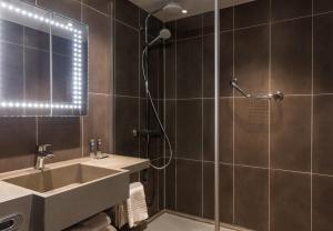 考文垂诺富特考文垂酒店的一间带水槽和淋浴的浴室