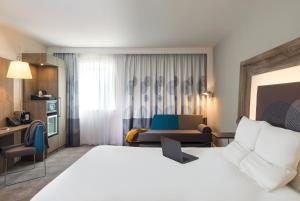 伊普斯威奇诺富特伊普斯威奇中心酒店的配有一张床和一张书桌的酒店客房