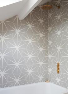 托特尼斯Stunning studio cntrl Totnes with parking的浴室铺有灰色和白色六角形瓷砖。