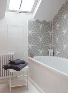 托特尼斯Stunning studio cntrl Totnes with parking的白色的浴室设有浴缸和窗户。