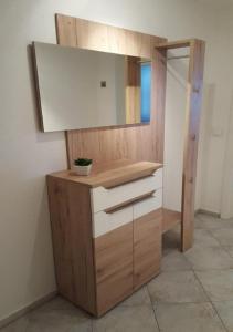 马克特奥伯多夫Christl's Ferienwohnung的浴室设有木制梳妆台和镜子