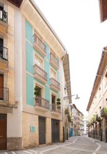 潘普洛纳Antique Pamplona Tres Reyes Apartments的街道边带阳台的建筑