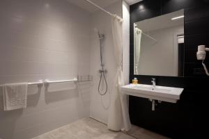 拉洪克拉特拉姆恩塔纳酒店的一间带水槽和淋浴的浴室