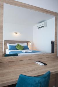 伯德古拉Villa Cascada的一间卧室配有一张床和一张带蓝椅的书桌