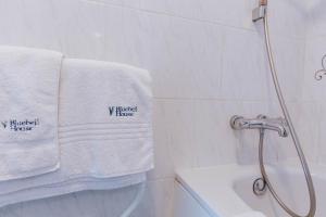 温莎风信子酒店的浴室提供毛巾架上的白色毛巾