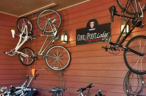 Beaver BayCove Point Lodge的两辆自行车挂在商店的墙上