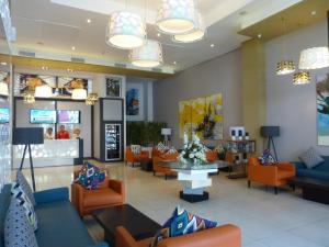 卡萨布兰卡旅行者之家放松酒店的医院里的一个有橙色椅子的候诊室