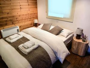 KhandriaVasiliou House Krimenos的一间卧室配有两张带毛巾的床