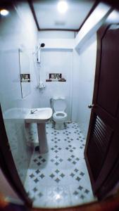 万荣SD View Hotel的浴室配有白色卫生间和盥洗盆。