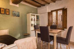 圣焦万尼达索Ca' Montalcino的厨房以及带桌椅的用餐室。