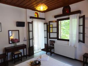 圣季米特里奥斯弗里奥尼斯酒店的客房设有窗户、桌子和镜子