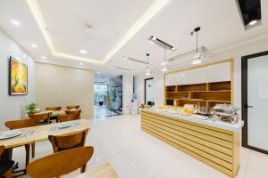 北宁Hana 2 Apartment & Hotel Bac Ninh的厨房以及带桌椅的用餐室。