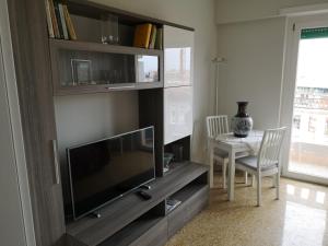 罗马My House in Rome的客厅配有平面电视和桌子。