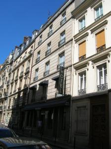 巴黎达尔塞酒店的街道上带窗户的大型白色建筑