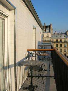 巴黎达尔塞酒店的大楼内带桌椅的阳台