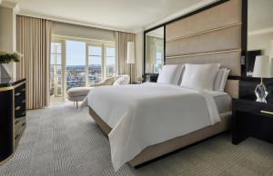 洛杉矶比佛利山庄四季酒店客房内的一张或多张床位
