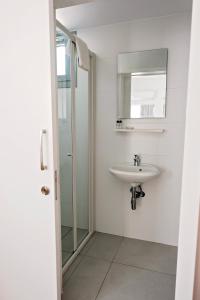 帕福斯皮尔莫斯酒店的白色的浴室设有水槽和镜子