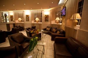 杜塞尔多夫圣彼得堡公寓酒店的大厅配有沙发和电视。