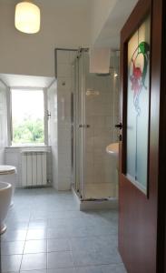 埃尔萨谷口村La Casa del Fotografo的带淋浴和盥洗盆的浴室