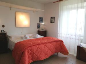 埃尔萨谷口村La Casa del Fotografo的一间卧室配有一张带红色毯子的床