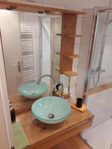 柯尼希斯湖畔舍瑙贝格雷赫公寓的浴室设有2个水槽和镜子