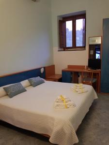 圣马里纳萨利纳Il Delfino的卧室配有带毛巾的大型白色床