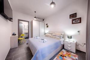 科米扎En Suite Room Demaria的一间卧室配有一张床和一张黄色椅子