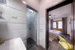 科米扎En Suite Room Demaria的带淋浴的浴室和客房内的一张床