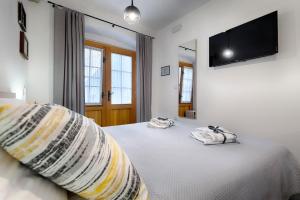 科米扎En Suite Room Demaria的一间卧室配有两张床和一台平面电视