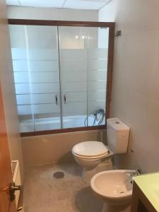 格拉纳达Habitación doble independiente con baño compartido的浴室配有卫生间、淋浴和盥洗盆。