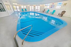 布兰森石城堡酒店与会议中心的大楼内一个蓝色的大型游泳池