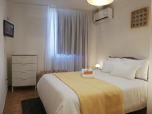 波尔图Casa São Dinis的一间卧室设有一张大床和一个窗户。