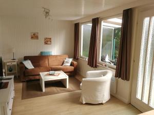 费马恩Campinghütte的客厅配有沙发和桌子